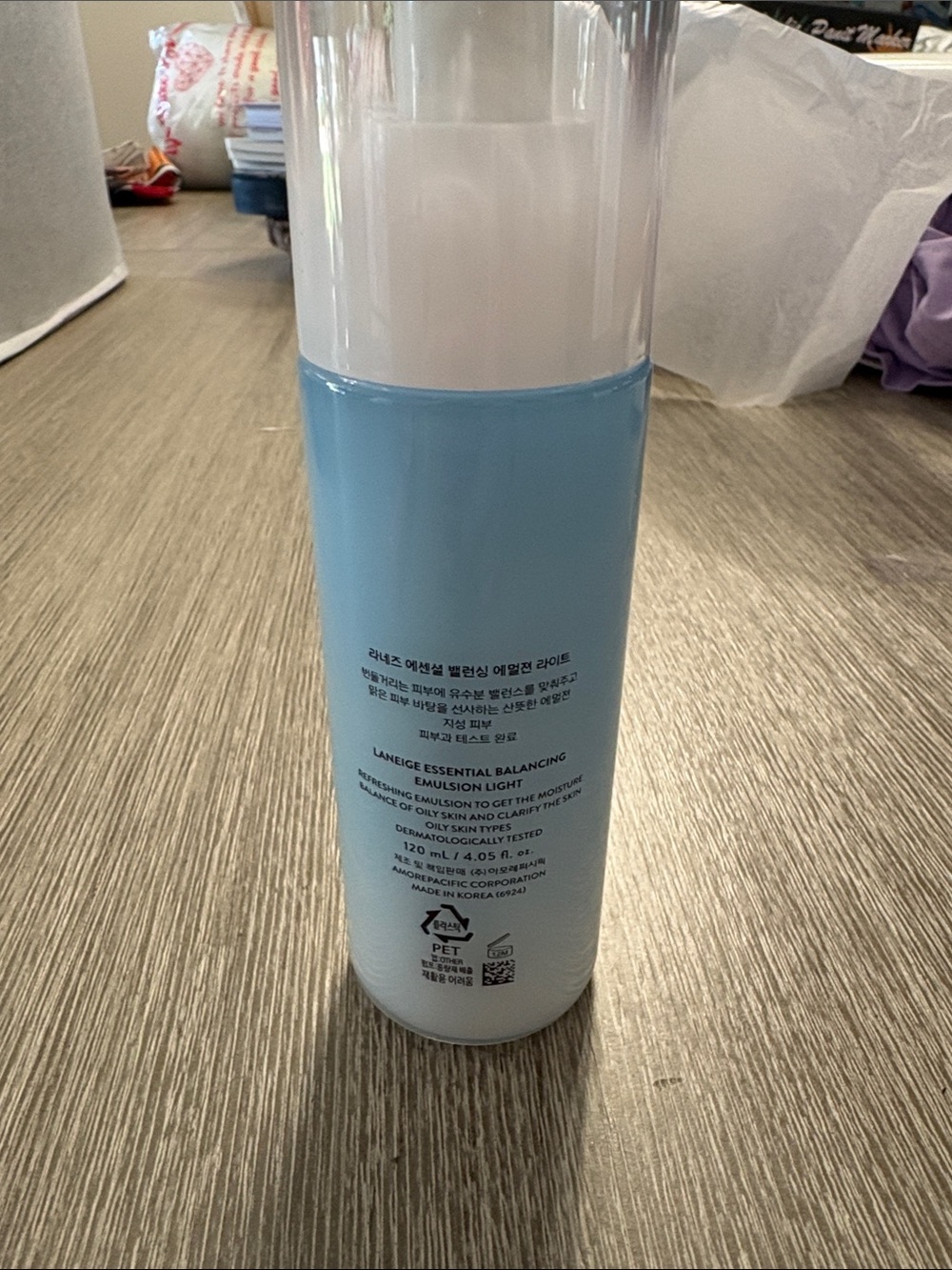 LANEIGE Light Blue Essential Balancing Emulsion - Hydrating Moisturizer - Picture 2 of 3